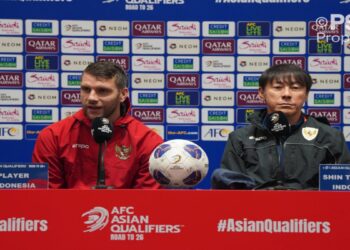 Kiper Timnas Indonesia Maarten Paes (kiri) dan pelatih STY (kanan) berpose pada sesi jumpa pers pra laga melawan China, Senin (14/10/2024). (dok. PSSI)