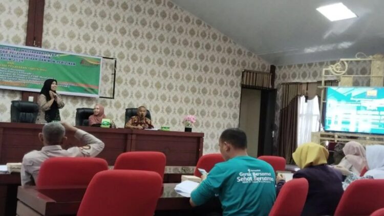 Kepala Dinas Penanaman Modal Pelayanan Terpadu Satu Pintu dan Tenaga Kerja Kota Pariaman, Sumbar Gusniyetti Zaunit (kanan) usai membuka Forum Konsultasi Publik Evaluasi Standar Pelayanan Perizinan Sektor Kesehatan Sektor Ketenagakerjaan dan Non Perizinan Tahun 2024 dan Meluncurkan Inovasi Pelayanan Tahun 2025 di Pariaman, Kamis. ANTARA/Aadiaat M. S.