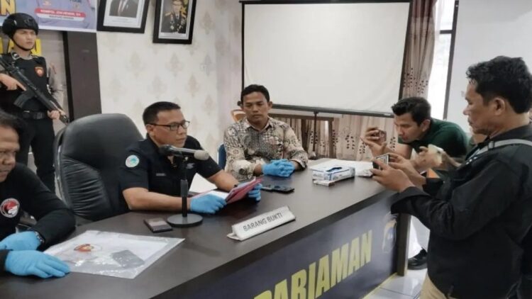 Kasat Resnarkoba Polres Pariaman, Sumbar Iptu Darmawan (dua kiri) saat jumpa pers pengungkapan kasus di Pariaman. ANTARA/Aadiaat M. S.
