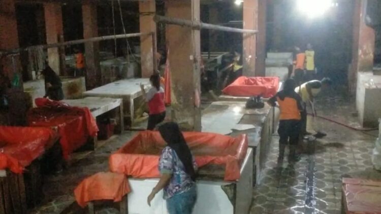 DLH Kota Solok bersama Damkar saat membersihkan los daging dan ikan di Pasar Raya Solok Sumatera Barat. ANTARA/HO-Diskominfo Kota Solok.
