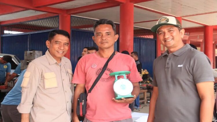 UPTD metrologi Kota Solok saat melakukan sidang tera gunakan inovasi pin pentas terhadap sejumlah pedagang di Kota Solok, Sumatera Barat. ANTARA/HO-Diskominfo Kota Solok.