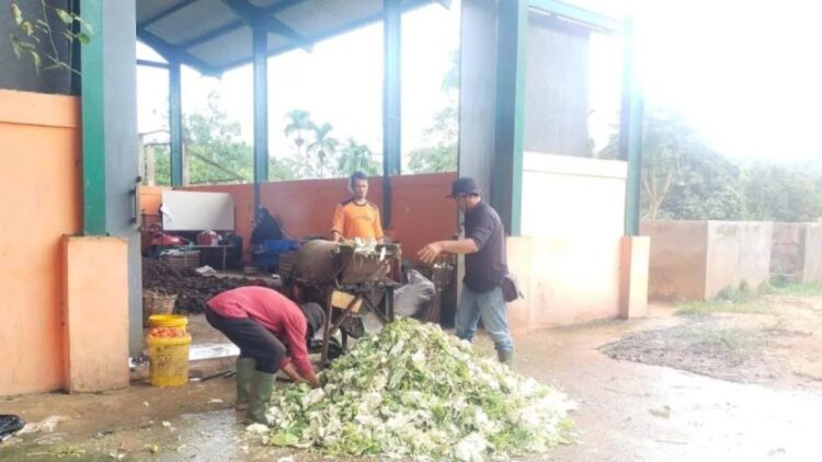 Dinas Lingkungan Hidup (DLH) Kota Solok, Sumatera Barat saat panen pupuk kompos. ANTARA/HO-Diskominfo Kota Solok.