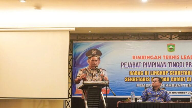 Sekretaris Daerah Kabupaten Solok Medison saat memberikan kata sambutan pada kegiatan bimtek leadership membangun kebersamaan sesama ASN Kabupaten Solok, Sumatera Barat. ANTARA/HO-Diskominfo Solok