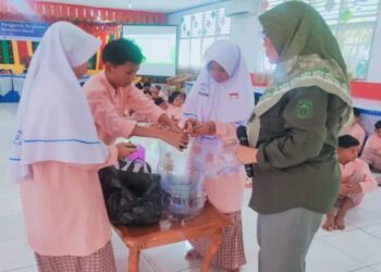 DLH Solok Sosialisasikan Pengelolaan Sampah-Pembuatan Kompos kepada Pelajar