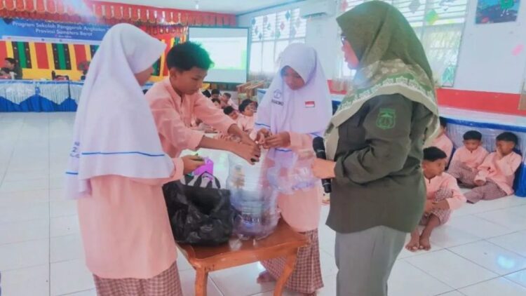 Salah seorang petugas DLH Kota Solok saat menyosialisasikan pengelolaan sampah ke murid SMPN 2 di Kota Solok Sumatera Barat. ANTARA/HO-Diskominfo Solok.