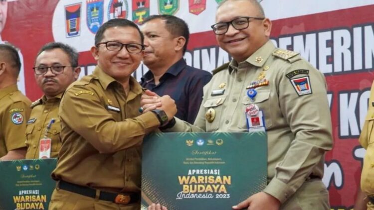 Pj Sekretaris Daerah Provinsi Sumbar, Yozarwardi menyerahkan sertifikat penghargaan WBTB Tradisi Serak Gulo pada Pj Wali Kota Padang, Andree Algamar. ANTARA/HO-Pemkot Padang