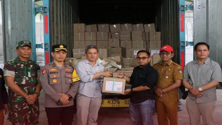 Sulit Dijangkau, KPU Padang Dahulukan Distribusi Logistik Pilkada ke Teluk Kabung Selatan 1 Ketua Divisi Teknis KPU Padang Arset Kusnadi saat menerima logistik Pilkada 2024. ANTARA/HO-KPU Padang