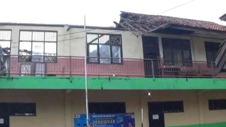 Pemerintah bakal Perbaiki 10.440 Sekolah pada 2025 1 Kondisi SDN 01 Sukadanau, Kecamatan Cikarang Barat, Kabupaten Bekasi, Jawa Barat usai atap lantai dua ambruk akibat terpaan angin kencang pada Sabtu (6/5/2023). (ANTARA/Pradita Kurniawan Syah)
