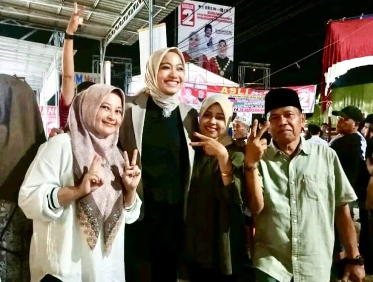 Calon Bupati Dharmasra Annisa saat bersilaturahmi dengan warga jelang Pilkada 27 November 2024
