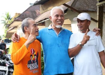 Antusias! Warga Pariaman Terhibur Bermain Futsal Bersama Mahyeldi