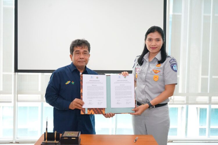 Komitmen bersama antara PTPN IV Regional 4 Jambi dengan PT Jasa Raharja cabang Jambi, yang ditanda tangani Region Head PTPN IV Regional 4, Ospin Sembiring dan Kepala Cabang PT Jasa Raharja Jambi, Ni Made Ayu Mulidyawati Jumat (25/10/2024) di gedung perkantoran PTPN IV Regional 4 Jambi.