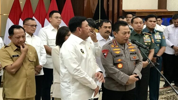 Putus Jaringan Judi Online di Indonesia, Kapolri Siap Gerak Cepat 1 Kapolri Jenderal Pol. Listyo Sigit Prabowo menjawab pertanyaan wartawan saat jumpa pers terkait tujuh desk bentukan Menko Polkam Budi Gunawan di Kantor Kemenko Polkam RI, Jakarta, Senin (4/11/2024). ANTARA/Genta Tenri Mawangi.