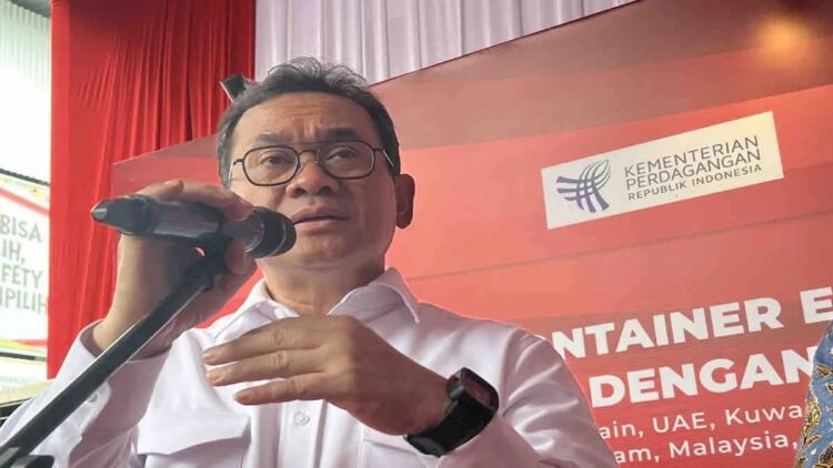 Menteri Perdagangan (Mendag) Budi Santoso menjawab pertanyaan awak media di sela Pelepasan Kontainer Ekspor Mayora Group Ke-400.000 dengan tujuan 15 negara di Cikupa, Tangerang, Banten, Selasa (5/11/2024). ANTARA/Harianto
