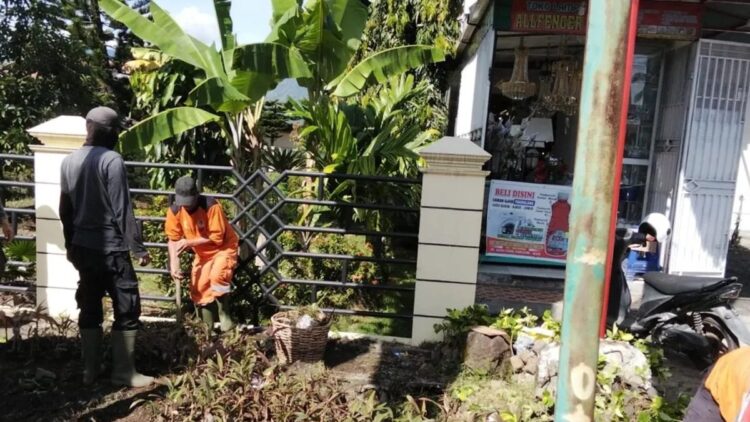 Petugas DLH Kota Solok membuat taman mini di batas kota untuk mengatasi pembuangan sampah liar. ANTARA/HO-Diskominfo Kota Solok.