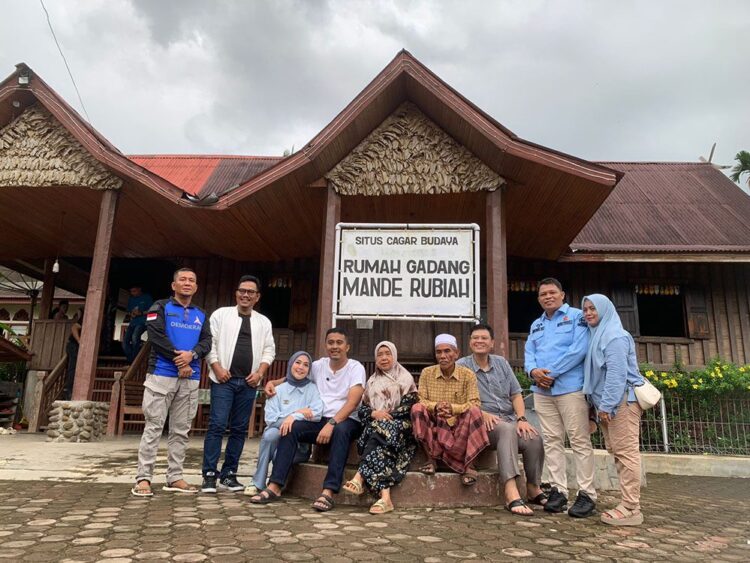 Vasko Ruseimy Bersilaturahmi di Situs Cagar Budaya Rumah Gadang Mande Rubiah Pessel 1 95d55840 9971 4384 bcad 5e2840502636