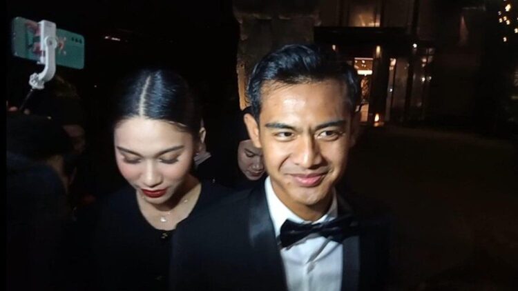 Akhirnya! Pratama Arhan Bergandeng Mesra Bersama Zize di Depan Publik Usai LDR 1 Pratama Arhan gandeng istrinya Azizah Shalsa (Zize) di acara launching skincare. (dok. detik)