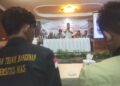 Saut Boangmanalu, Koordinator Divisi Humas dan Data Informasi Bawaslu Sumut saat memberikan arahan dan sambutan FGD, Jumat (8/11/2024). [Kariadil Harefa/RadarSumbar]