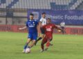 Kapten Persib Bandung, Marc Klok berebut bola dengan gelandang Semen Padang FC, Dimas Roni pada laga pekan ke-10 BRI Liga 1 2024/2025 di Stadion Si Jalak Harupat, Bandung. (dok. istimewa)