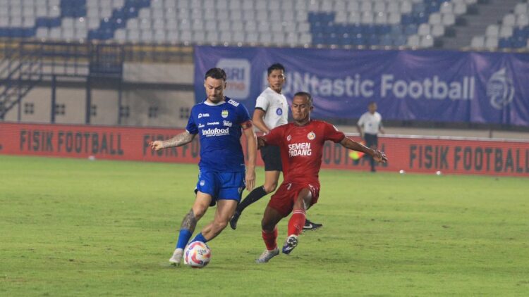 Kapten Persib Bandung, Marc Klok berebut bola dengan gelandang Semen Padang FC, Dimas Roni pada laga pekan ke-10 BRI Liga 1 2024/2025 di Stadion Si Jalak Harupat, Bandung. (dok. istimewa)