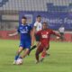 Kapten Persib Bandung, Marc Klok berebut bola dengan gelandang Semen Padang FC, Dimas Roni pada laga pekan ke-10 BRI Liga 1 2024/2025 di Stadion Si Jalak Harupat, Bandung. (dok. istimewa)