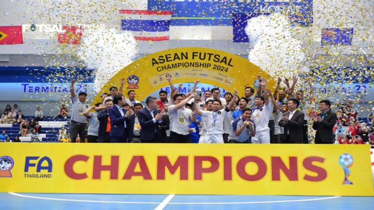 Indonesia Juara Piala AFF Futsal 2024 usai Tekuk Vietnam 1 Para pemain timnas futsal Indonesia mengangkat trofi juara Piala AFF Futsal 2024 usai mengalahkan Vietnam, 2-0 pada pertandingan final di Terminal 21, Nakhon Ratchasima, Thailand, Minggu (10/11/2024). (ANTARA/HO-PSSI)