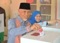 Gubernur Mahyeldi dan Wagub Audy Salurkan Hak Pilih pada Pilkada 2024 6 Gubernur Mahyeldi beri hak pilih. (dok. adpsb)