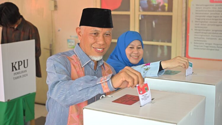 Gubernur Mahyeldi dan Wagub Audy Salurkan Hak Pilih pada Pilkada 2024 1 Gubernur Mahyeldi beri hak pilih. (dok. adpsb)