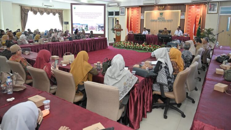 647 PNS Pemprov Sumbar Pensiun Tahun Ini, Gubernur Mahyeldi: Teruslah Bermanfaat 1 Gubernur Mahyeldi beri sambutan dalam kegiatan Pelepasan Tugas dan Penyerahan Penghargaan dari Gubernur Sumatera Barat bagi PNS yang telah mengabdi hingga Batas Usia Pensiun. (dok. adpsb)