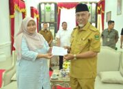 Gubernur Mahyeldi Mencoblos di TPS 005 Kelurahan Jati Baru