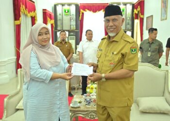 Gubernur Mahyeldi menerima undangan memilih. (dok. adpsb)