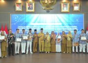 Gubernur Mahyeldi Serahkan Penghargaan untuk 76 Pelajar Hebat di Sumbar