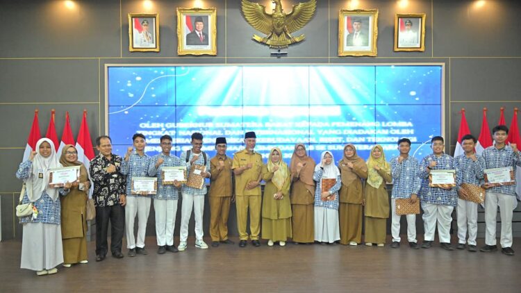 Gubernur Mahyeldi Serahkan Penghargaan untuk 76 Pelajar Hebat di Sumbar 1 Gubernur Mahyeldi serahkan penghargaan untuk 76 pelajar hebat. (dok. adpsb)