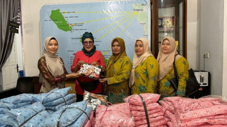 Nurul Anastasia Bantu 100 Mukena untuk Siswi Sekolah di Mentawai 1 Staf Andre Rosiade Centre didampingi Bunda Reffan menyerahkan bantuan mukena dari Nurul Anastasia untuk siswi sekolah di Mentawai. (Foto: Dok. Tim AR Centre)