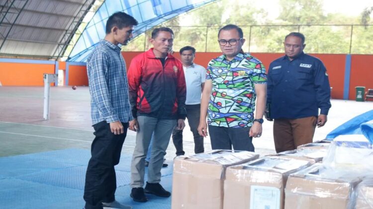 Pjs Wali Kota Bukittinggi Hani Syopiar Rustam didampingi Ketua KPU Satria Putra melakukan monitoring kesiapan logistik Pilkada 2024, Minggu (3/11/2024). Antara/Al Fatah  (Monitoring kesiapan logistik pilkada)