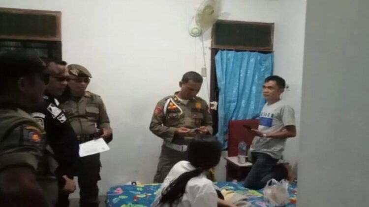 Anggota Satpol PP Damkar Agam sedang mengamankan pasangan di penginapan, Minggu (3/11). Dok HO/Satpol PP Damkar Agam
