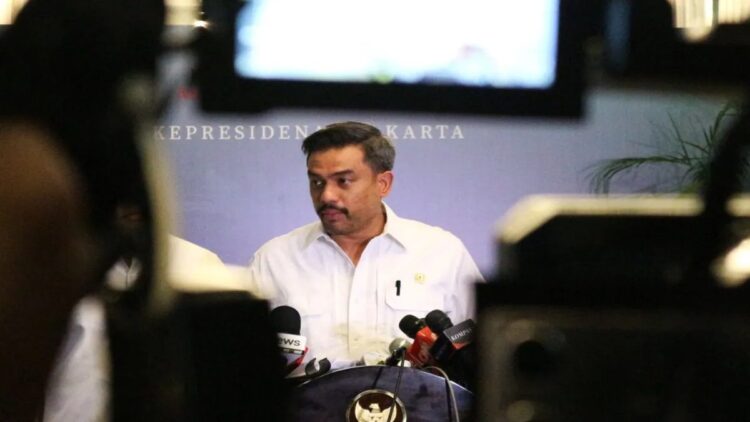 Menteri UMKM Maman Abdurahman saat menyampaikan keterangan terkait ketentuan kebijakan pemerintah tentang penghapusan piutang macet bagi pelaku UMKM, di kompleks Istana Kepresidenan, Jakarta, Selasa (5/11/2024). (ANTARA/Rangga Pandu Asmara Jingga)