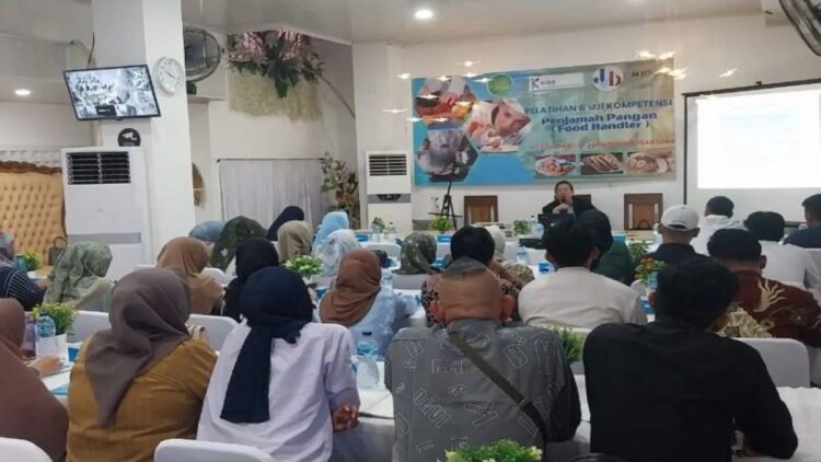 Pelatihan dan uji kompetensi Food Handler dukung program makan bergizi gratis pemerintah di Kota Padang, Sumatera Barat, Selasa,(5/11) (Antara/Melani Friati)