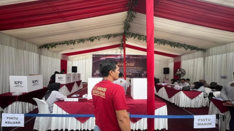 Kegiatan Simulasi Pemungutan dan Penghitungan Suara Pemilihan Gubernur dan Wakil Gubernur serta Wali Kota dan Wakil Wali Kota pada Pemilihan Serentak Nasional Tahun 2024 di GOR Bermawi Bukittinggi (Antara/Al Fatah)