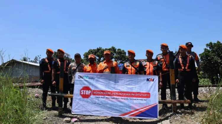 Minimalisir Kecelakaan, KAI Sumbar Tutup Puluhan Perlintasan Sebidang Ilegal 1 PT KAI Divre Sumbar menutup 20 perlintasan sebidang ilegal sepanjang 2024. (ANTARA/HO-PT KAI)