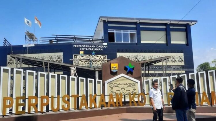 Kepala Dinas Perpustakaan dan Kearsipan Kota Pariaman, Sumbar Muhammad Syukri sedang diwawancara oleh wartawan di depan gedung Perpustakaan Daerah Kota Pariaman. ANTARA/Aadiaat M. S.