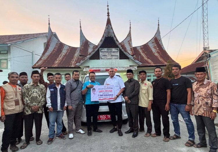Andre Rosiade Serahkan Ambulans untuk Korban Erupsi Marapi di Bukik Batabuah Agam 1 Anggota DPR RI Andre Rosiade menyerahkan bantuan 1 unit ambulans untuk korban erupsi Marapi di Agam. (Foto: Dok. Istimewa)