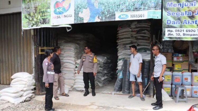 Kepala Bagian Ops Polres Pasaman Barat Kompol Muzhendra (tengah) saat melakukan pengecekan pupuk bersubsidi di salah satu kios di Kecamatan Pasaman dalam rangka tindak lanjut program Asta Cita Presiden Prabowo Subianto. (Antara/HO-Humas Polres Pasaman Barat).