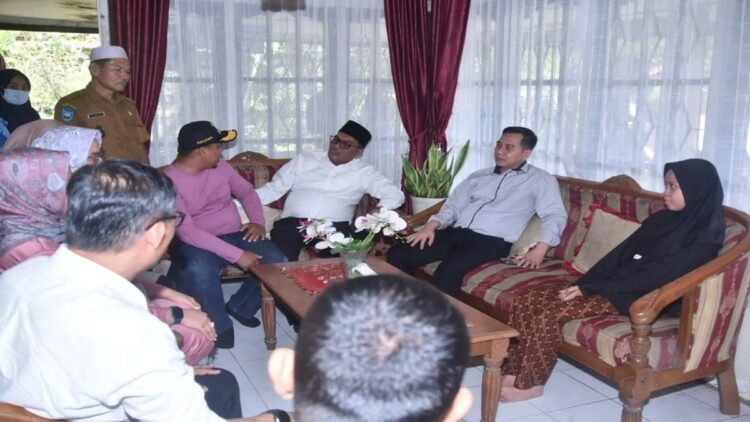 Berantas Sarang Nyamuk, Pemko Sawahlunto Imbau Masyarakat Tingkatkan Gotong Royong 1 Pj Wali Kota Fauzan Hasan meninjau salah seorang warga yang terdeteksi terjangkit chikungunya, di Desa Salak, Minggu. (Antarasumbar/Yudha Ahada)