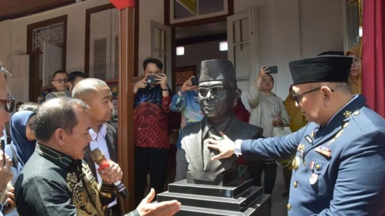 Pemko Padang meresmikan patung Bung Hatta di sekolah bekas MULO tempat proklamator itu pernah bersekolah. (ANTARA/HO-Pemkot Padang)