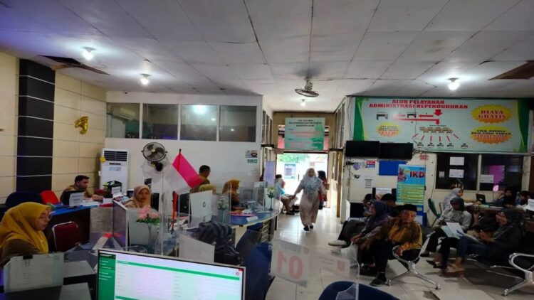 Warga terlihat sedang mengurus administrasi kependudukan di kantor Disdukcapil Agam. Dok Antara/Yusrizal