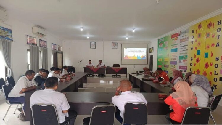 Kurangi Timbulan Sampah ke TPA, Pemko Solok Ciptakan sejumlah Inovasi 1 Sejumlah pegawai DLH Kota Solok, Sumatera Barat saat menggelar rapat. ANTARA/HO-Diskominfo Kota Solok