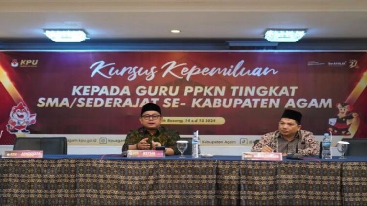 Koordinator Divisi Sumber Daya Manusia dan Partisipasi Masyarakat KPU Agam Zainal Abadi (paliang kanan) saat kursus kepemiluan bagi guru. Dok HO/KPU Agam