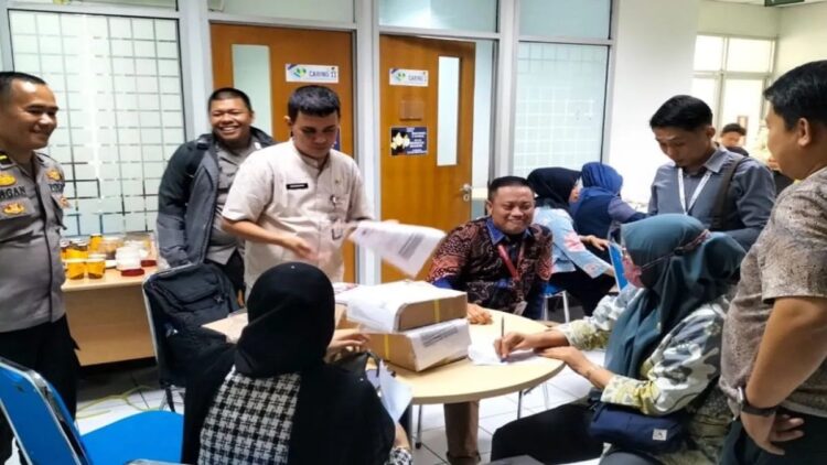 Kekurangan Surat Suara Dikirim ke KPU Agam, Polres Lakukan Pengawalan 1 Personel Polres Agam sedang berada di KPU Agam mengawal pengiriman kekurangan surat suara. Dok HO/Humas Polres Agam