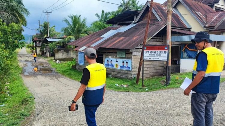 Tim dari Dinas PUPR Kabupaten Pesisir Selatan Sumbar saat sedang mengukur rencana pembangunan ruas jalan Bantaian-Bukit Kacik Kecamatan Linggo Sari Baganti. ANTARA/HO-Pemkab Pesisir Selatan.