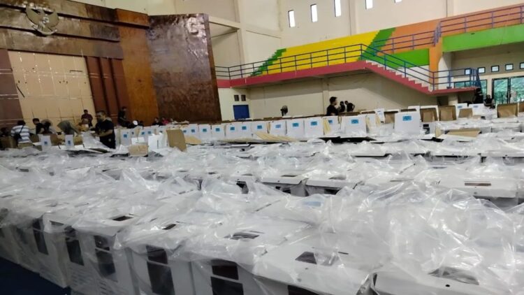 Anggota PPK dan PPS sedang memacking logistik Pilkada di GOR Rang Agam, Senin (18/11). Dok Antara/Yusrizal